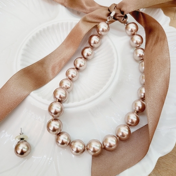 Vintage faux pearls with ribbon tie and matching pearl earrings - Picture 6 of 11